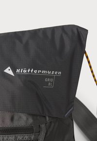 Klättermusen GRID MESSENGER BAG UNISEX - Soma ar siksnu pāri ķermenim - raven