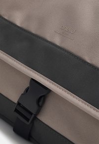 anello MESSENGER UNISEX - Mala a tiracolo - grey/beige