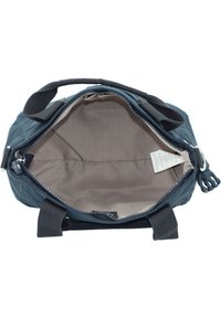 Borsa trapuntata blu navy con doppi manici, chiusura con zip e un interno beige liscio. Realizzata in tessuto e con un piccolo etichetta interna.