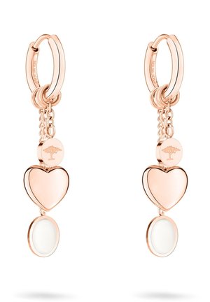 Les boucles d'oreilles en or rose présentent un design en forme de cœur et d'ovale avec des surfaces polies et des accents de chaîne reliés.