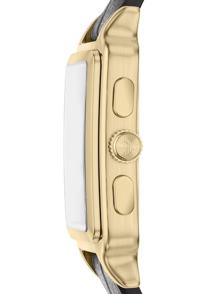 Gouden metalen horloge met een rechthoekige wijzerplaat, witte wijzerplaat en twee zijknoppen. Zwarte leren band met grijze accenten op de pootjes.