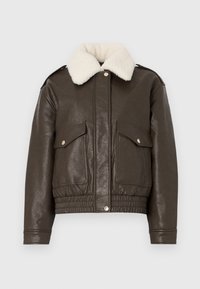 Jachetă maro din piele cu guler crem din blană sintetică, buzunare mari în față, tiv elastic și accente de accesorii aurii. Design clasic de tip bomber.