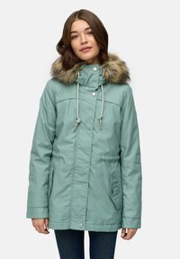 Jasnozielona parka z kapturem wyłożonym sztucznym futrem, przednimi kieszeniami, regulowanymi sznurkami ściągającymi i zapięciem na napy. Gładka tekstura.