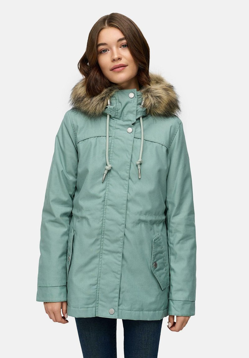 Jasnozielona parka z kapturem wyłożonym sztucznym futrem, przednimi kieszeniami, regulowanymi sznurkami ściągającymi i zapięciem na napy. Gładka tekstura.