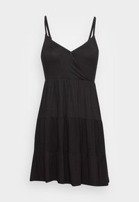 Czarna sukienka bez rękawów z dekoltem w szpic, o fasonie kopertowym w okolicy torsu oraz warstwowym designie spódnicy, wykonana z miękkiego i lekkiego materiału.