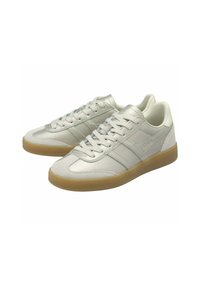 Lichtgrijze sneakers met een gladde leren bovenkant, suède accenten en een gumrubberen zool. Beschikt over witte veters en zijkanten.