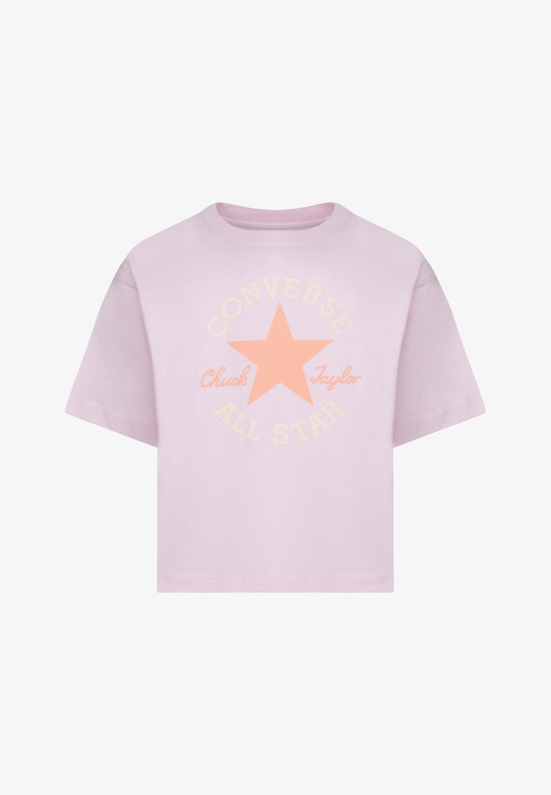 Ροζ βαμβακερό t-shirt με άνετη εφαρμογή, διακοσμημένο με ένα μεγάλο πορτοκαλί αστέρι και το κείμενο "Converse Chuck Taylor All Star" σε ανοιχτό κίτρινο.