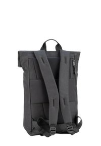 Siva tkaninska nahrbtnik z zasnovo na zvijanje na vrhu, oblazinjeno mrežasto hrbtno stranjo, nastavljivi trakovi in stranski žep z zadrgo. Površina z teksturo in ojačanimi šivi.