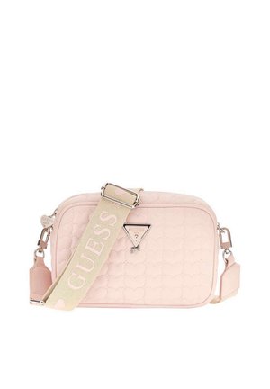 Weiche, rosa gesteppte Umhängetasche mit Herzmuster, beigem Riemen mit "GUESS"-Schriftzug und einem dreieckigen Metalllogo vorne.