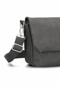 Borsa a tracolla grigia in pelle con patta a ribalta, tracolla regolabile, accessori in argento e finitura testurizzata per una maggiore durata.