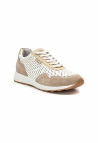 Zapatillas con una parte superior de malla blanca perforada y acentos de ante beige. Presenta un talón metálico dorado, suela plana blanca y cordones beige.