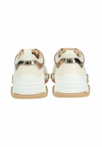Sneaker bianche con un design testurizzato, caratterizzate da dettagli in metallo color oro rosa e una suola in gomma. Fasce sul tallone per una facile calzata.
