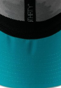 Casquette teal avec une bande noire, dotée d'un dessus en maille grise. La casquette a un bord plat et une texture cousue. Logo visible sur le dessous.