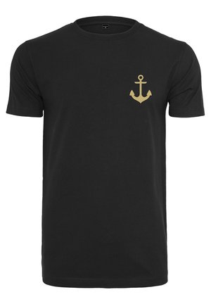 Must kohega t-särk lühikeste varrukatega, millel on vasakul rinnal kuldne ankru graafika. Klassikaline ümar kaelusega disain.