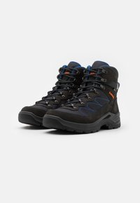 Schwarze Wanderschuhe mit blauen Akzenten, Obermaterial aus Wildleder und Mesh, hohe Knöchellage, Schnürsenkel, Metallhaken und griffige, strukturierte Gummisohle.