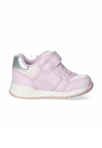 Sneaker rosa chiaro con una texture liscia, caratterizzato da un accento argento, pannelli in rete e una fascia in Velcro, progettato per comfort e facilità d'uso.