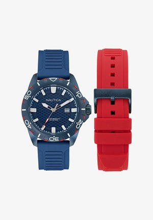 Nautica ur med en blå silikonerem, tekstureret navy skive, sølv timemarkører og røde accenter. Inkluderer en rød udskiftelig rem.