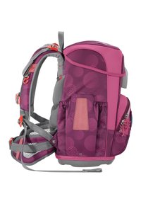 Rucksack mit lila und grauem Muster, gepolsterten Schultergurten, Netzrücken, Seitentasche und pinken Akzenten. Verfügt über verstellbare Gurte und Beschläge.