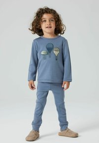 Blaues Baumwoll-Loungewear-Set mit einem Motiv von Heißluftballons, langen Ärmeln, gerippten Bündchen und passenden engen Hosen mit Akzenten an den Knien.