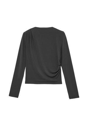 Haut noir à manches longues en tissu lisse, présentant une coupe décontractée avec des détails froncés sur le côté. Encolure ronde simple.