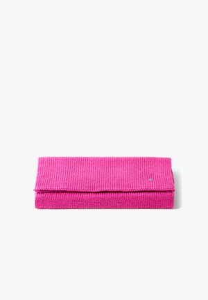 Felroze opgevouwen gebreide sjaal met een geribbelde textuur en een klein rond metalen label op een witte achtergrond.