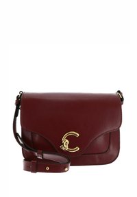 Borsa a tracolla in pelle bordeaux con chiusura e dettagli in oro. Presenta una chiusura a patta e una tracolla regolabile per versatilità.