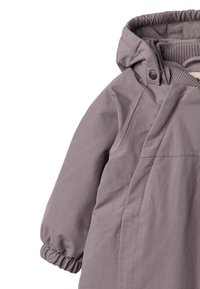 Szara kurtka z kapturem, z elastycznymi mankietami, miękką, teksturowaną podszewką oraz gładkim materiałem na zewnątrz. Posiada przednią kieszeń i luźny krój.