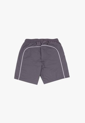 Graue Sportshorts mit einer strukturierten Oberfläche, verziert mit weißen Paspeln an den Seiten und einem elastischen Bund für eine anpassbare Passform.