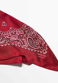 Zijden sjaal in bordeauxrood met wit paisleypatroon en zwarte accenten; zichtbaar merklabel "Massimo Dutti, Made in Italy".