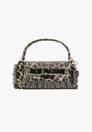 Sac à main imprimé léopard avec détails à franges, texte noir «RUE MADAM PARIS» et poignée courte à motif avec fermoir doré.