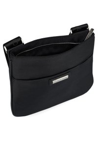 Czarna torebka tekstylna o gładkiej powierzchni, z zamknięciem na suwak i przednią kieszenią. Posiada srebrne okucia i elegancki, minimalistyczny design.