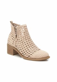 Stivale beige alla caviglia con tomaia in tessuto intrecciato, punta arrotondata e tacco basso a zeppa. Dotato di un design aperto e ritagli laterali.