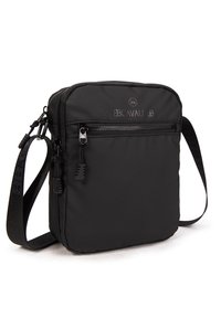 Borsa a tracolla nera in nylon con finitura testurizzata, dotata di tasca frontale con zip, tracolla regolabile e dettaglio del logo sulla parte anteriore.