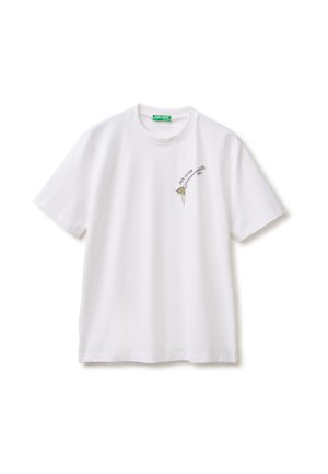 Weißes T-Shirt mit kurzen Ärmeln, mit einer kleinen Grafik einer Gabel, die Spaghetti aufrollt, und dem Text „VIVA LA VITA BAY!“ auf der linken Brust.