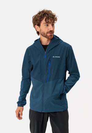 Blauwe softshell jas met capuchon, met contrasterende lichtblauwe ritssluiting en borstzak. Glad oppervlak met een slank design.
