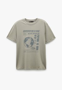 Bawełniany T-shirt w jasnym oliwkowym kolorze z grafiką globu i tekstem w ciemnoniebieskim. Okrągły dekolt, krótkie rękawy i luźny krój.
