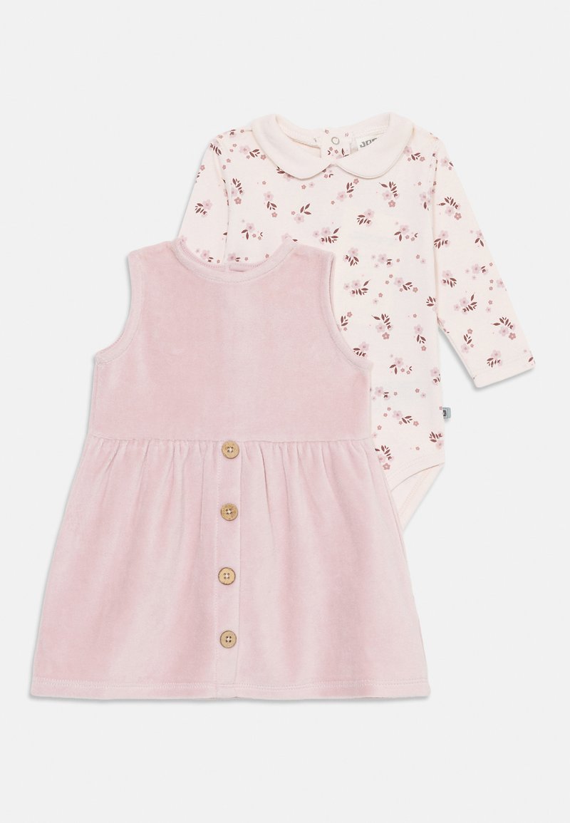 Completo in due pezzi per neonati: un vestito in velluto rosa con gonna arricciata e chiusura a bottoni, abbinato a un body a maniche lunghe con stampa floreale.