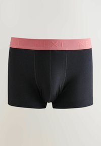 Fekete boxer alsónadrág puha, rózsaszín elasztikus derékrésszel, amelyen a "NEXT" felirat van. Sima anyagból készült, testhezálló fazonú és minimális varrásokkal rendelkezik.