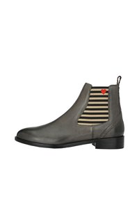 Stivaletto in pelle grigia con tacco basso, dotato di pannelli laterali elastici a strisce nere e beige, e un piccolo dettaglio a forma di cuore rosso.