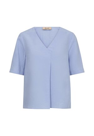 Lichtblauw kort mouw blouse met V-hals en voorpaneel met overlap, gemaakt van lichtgewicht stof, afgebeeld op een witte achtergrond.