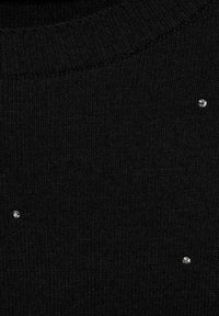 Suéter de punto negro con un escote acanalado y adornos metálicos dispersos para un detalle adicional. Textura suave con un diseño ajustado.