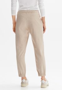 OPUS MYHA - Stoffhose - macadamia