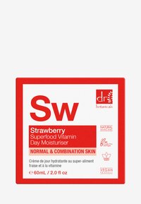 Rød firkantet boks merket "Sw Strawberry Superfood Vitamin Day Moisturiser," med hvit tekst, symboler for dyrevennlig og vegansk, 60ml.