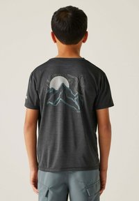 Schwarzfarbiges T-Shirt mit kurzen Ärmeln und einer Grafik von einem Berg und der Sonne in Blau und Weiß auf dem Rücken. Glatte Textur, lässige Passform.