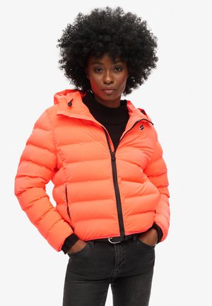 Puffjacke in leuchtendem Orange mit Reißverschluss, Kapuze und gerippten Bündchen. Entworfen mit horizontalen Nähten für Isolierung und Wärme.
