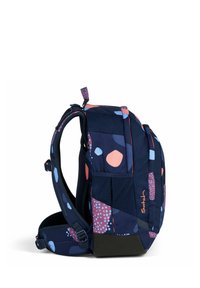 Zaino blu navy con macchie astratte colorate, spallacci imbottiti, molteplici scomparti e logo "Satch" sul lato.