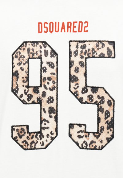 Λογότυπο DSQUARED2 πάνω από τον μεγάλο αριθμό 95 με μοτίβο λεοπάρ και μαύρες ραφές σε λευκό φόντο.