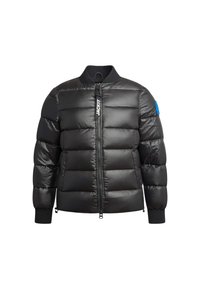 Giacca a vento nera con zip frontale e polsini a costine. Presenta un'etichetta con logo sulla zip e un accento blu sulla manica. Materiale sintetico.