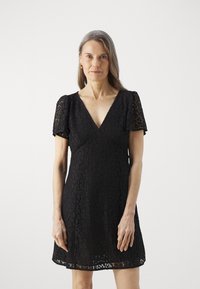 Vestido negro de encaje con escote en V, mangas cortas abullonadas y una silueta ajustada, que presenta intrincados patrones florales y un dobladillo acampanado.