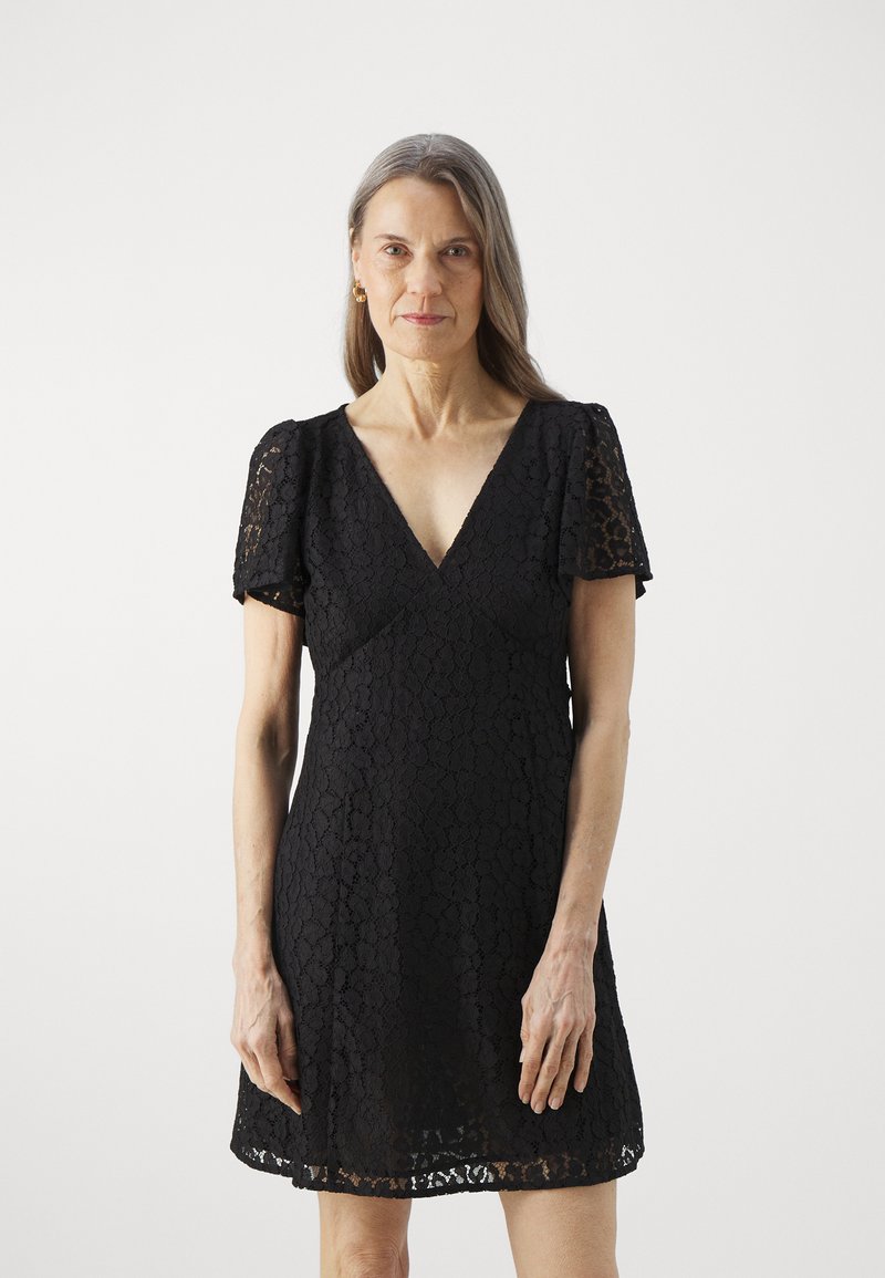 Vestido negro de encaje con escote en V, mangas cortas abullonadas y una silueta ajustada, que presenta intrincados patrones florales y un dobladillo acampanado.